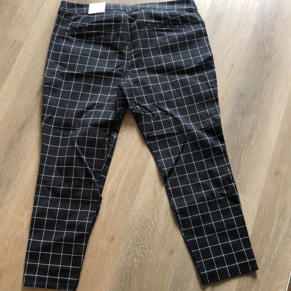 Never worn black and white Old Navy dress pants - Picture 4 of 4
